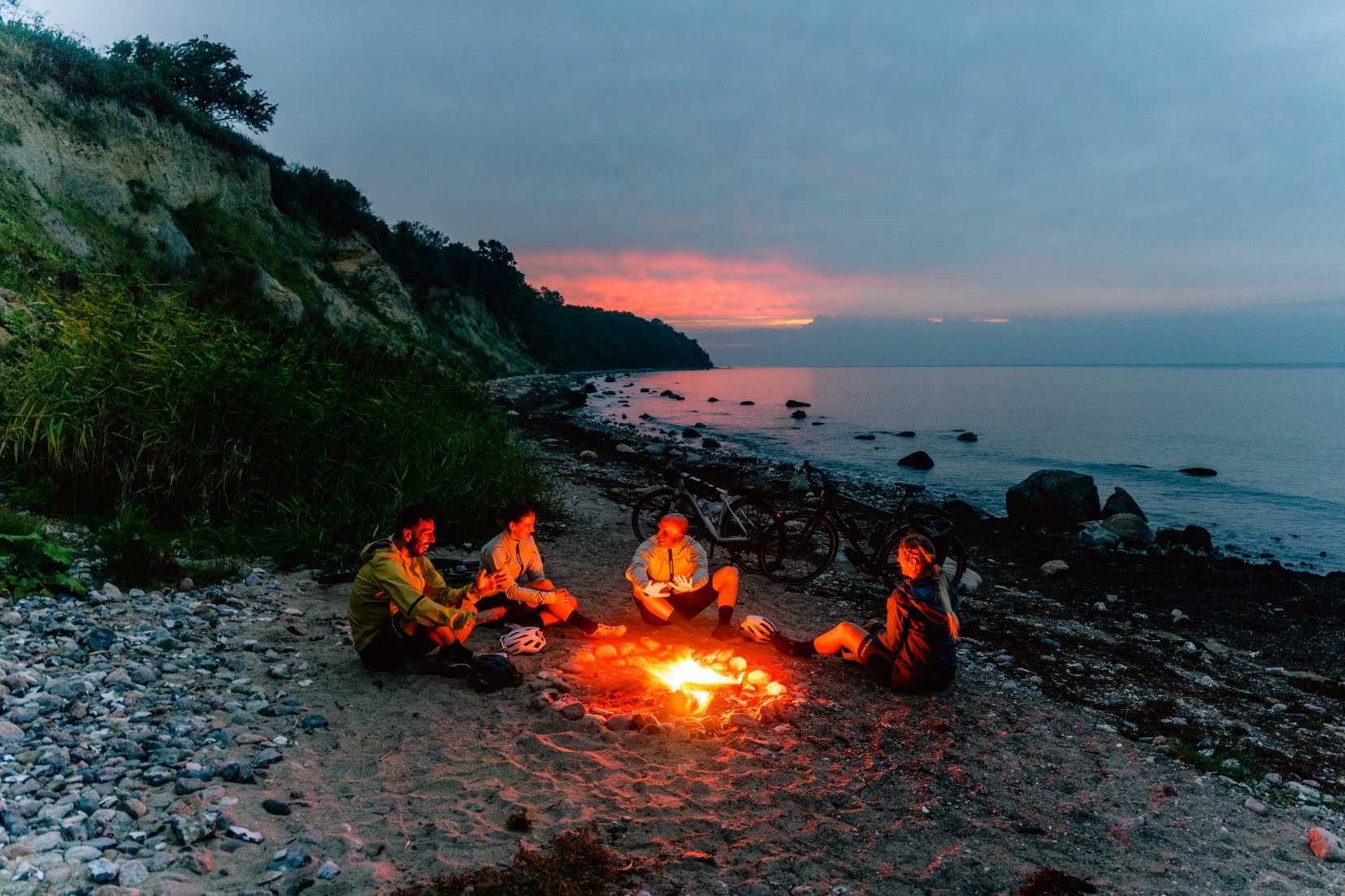 Lagerfeuer am Strand bei Sonnenuntergang — Stevens Gavere Event